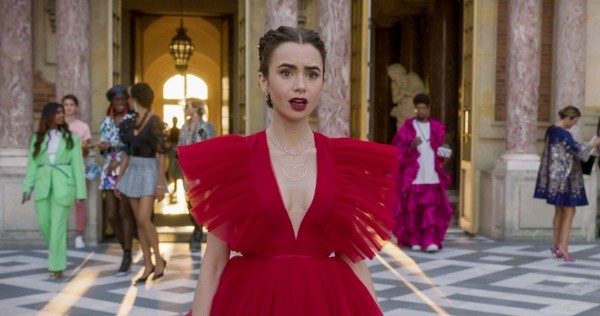 Lily Collins en Emily in Paris (Netflix).