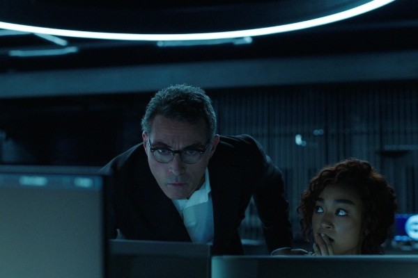 Rufus Sewell es Roger Salas en Caleidoscopio (Netflix).