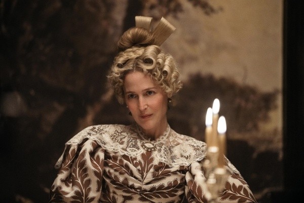 Gillian Anderson es Mrs. Marquis (Netflix).