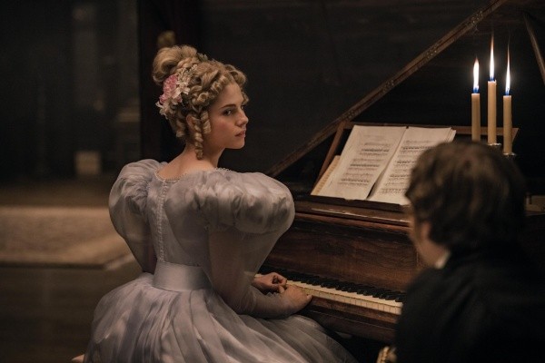 Lucy Boynton es Lea Marquis (Netflix).