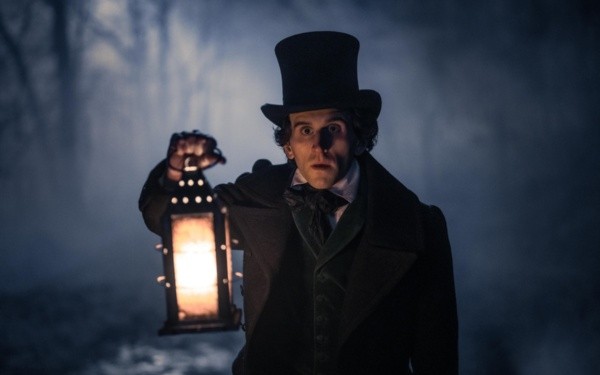 Harry Melling en Los crímenes de la Academia. Foto: (Netflix)