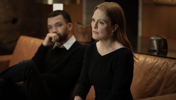 Sebastian Stan y Julianne Moore protagonizan Sharper (Apple TV+).