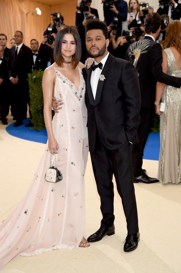 Selena Gomez y The Weeknd en 2017 (Getty).