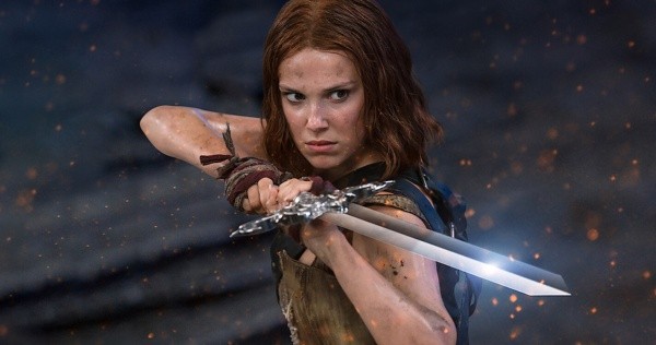 El look de Millie Bobby Brown en Damsel (Netflix).