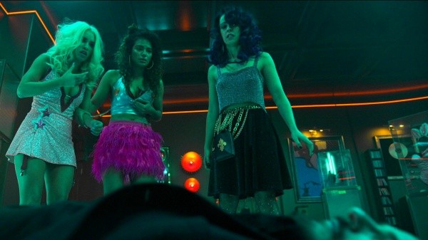 Lali Espósito protagoniza Sky Rojo (Netflix).