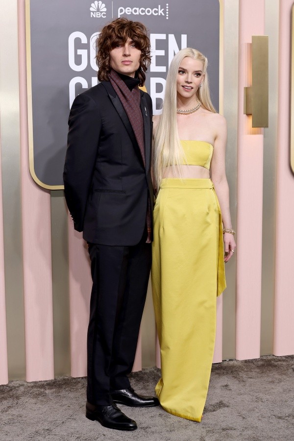 Anya Taylor-Joy junto a su pareja Malcolm McRae en los Premios Globo de Oro 2023 (Getty).