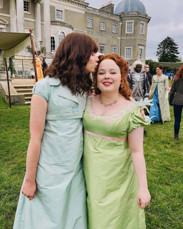 Nicola Coughlan y Claudia Jessie siguen siendo amigas. Foto: (Netflix)