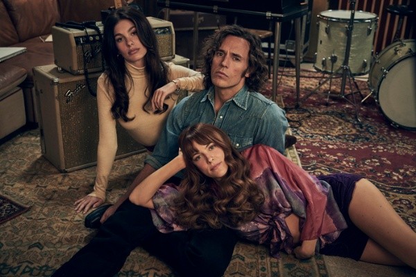 Riley Keough, Sam Claflin y Camila Morrone protagonizan Daisy Jones and The Six (Prime Video).