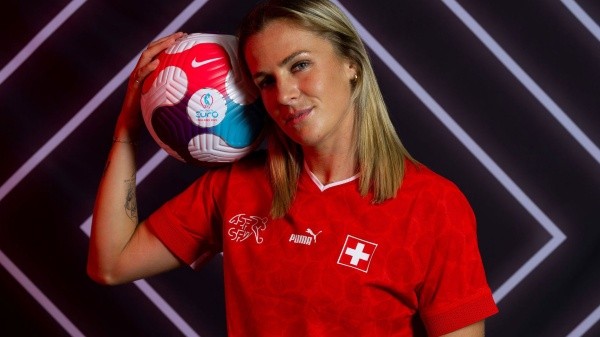 La hermosa jugadora suiza, que es figura con su equipo y en el seleccionado (Twitter)
