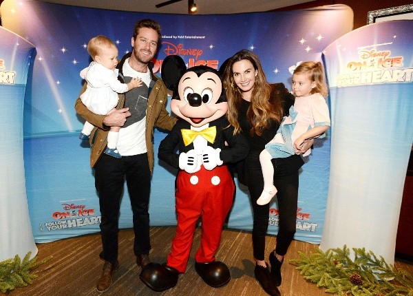 Armie Hammer junto a su ex pareja Elizabeth Chambers y sus hijos (Getty).