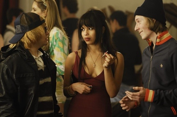 Erik Sullivan junto a Zoë Kravitz en Twelve