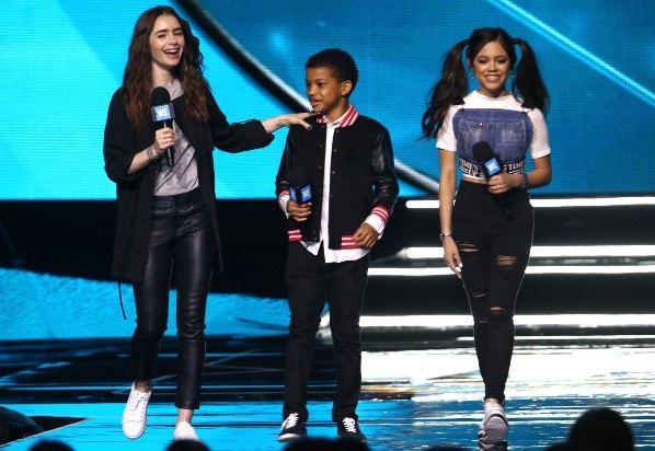 Jenna Ortega y Lily Collins, las grandes estrellas de Netflix, en 2018 (Getty).