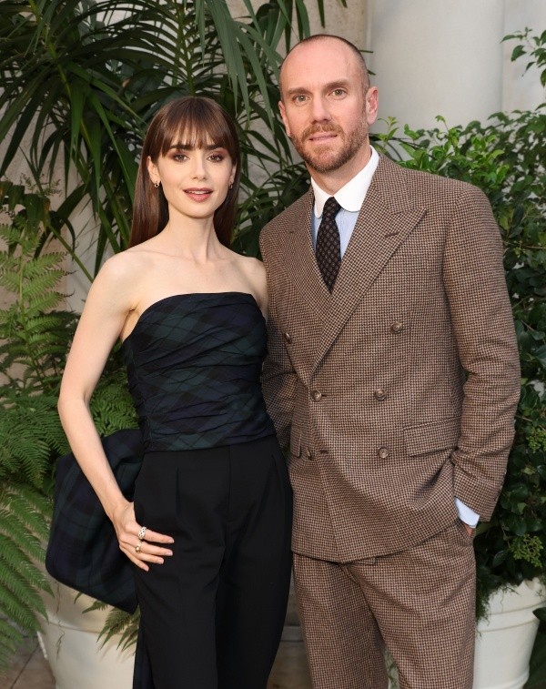 Lily Collins y Charlie McDowell (Getty).