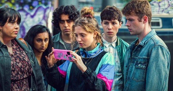 Natalie Blair es Ashley en Red Rose (Netflix).