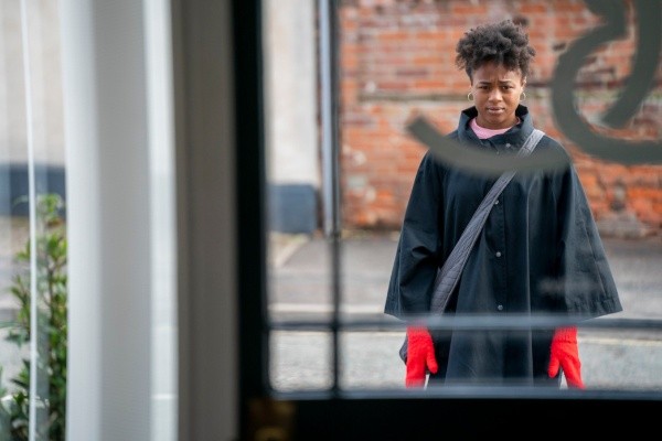 The Strays está dirigida por Nat Martello-White (Netflix).