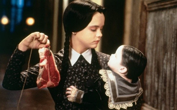 Christina Ricci como Merlina y Kristen Hooper como Pubert. Foto: (IMDB)