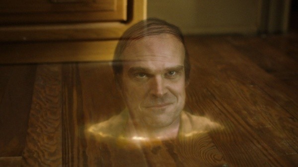 David Harbour es Ernest en Tenemos un fantasma (Netflix).