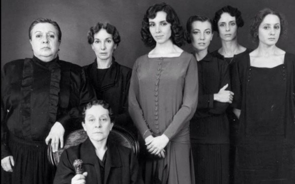La cassa de Bernarda Alba en su adaptación de 1987. Foto: (IMDB)