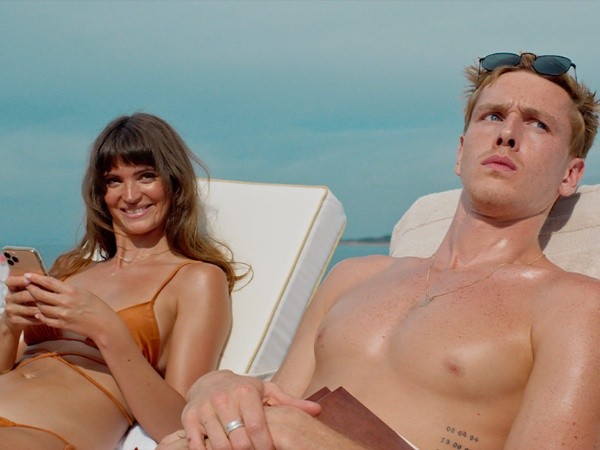 Harris Dickinson y Charlbi Dean protagonizan El Triángulo de la Tristeza (Diamond Films).