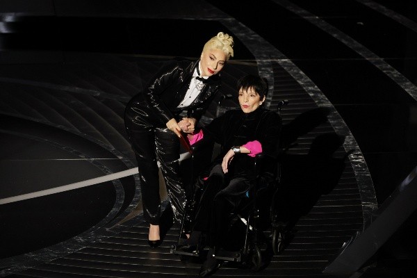 Lady Gaga junto a Liza Minnelli en los Premios Oscar 2022 (Getty).