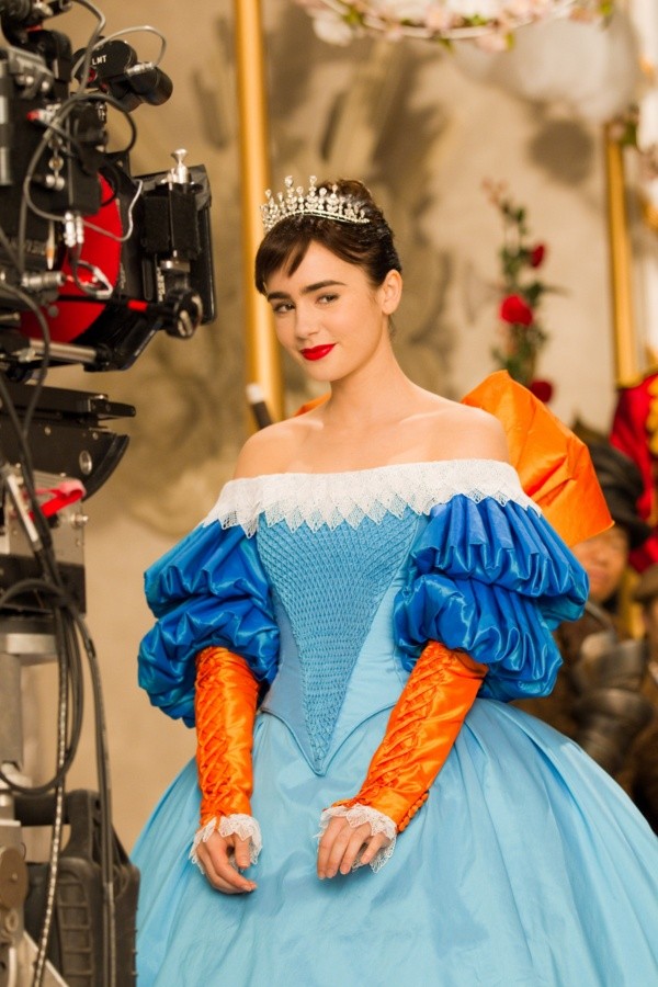 Lily Collins en Mirror Mirror de 2012 (IMDb).