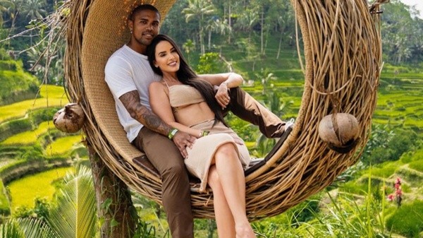 Douglas Costa encontró de nuevo el amor en los brazos de Nathália (Instagram)