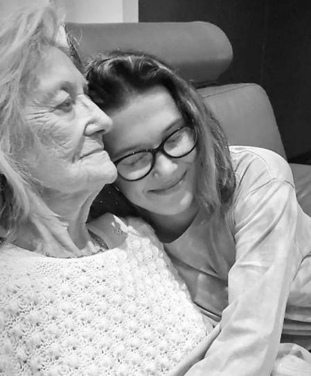 Millie Bobby Brown con su abuela Ruth (Instagram @milliebobbybrown).