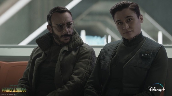 Omid Abtahi interpreta a Dr. Pershing en The Mandalorian (Disney+).