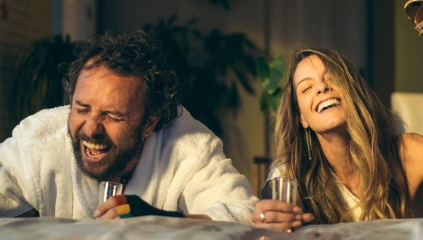 Laura Acuña y John Álex Toro protagonizan El último hombre sobre la Tierra (IMDb).