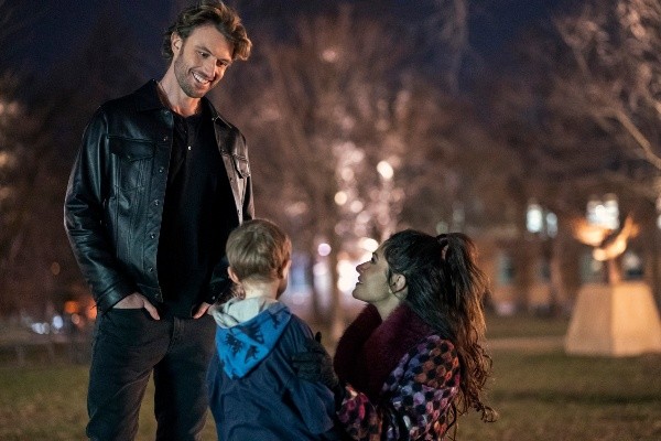 Sarah Shahi extrañó trabajar con Adam Demos. Foto: (Netflix)