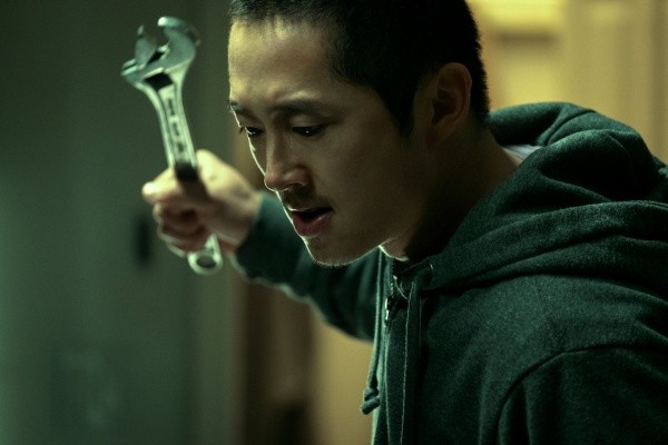 Steven Yeun interpreta a Danny en Bronca (Netflix).