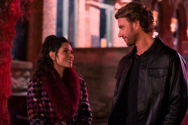 Sarah Shahi y Adam Demos. Foto: (Netflix)