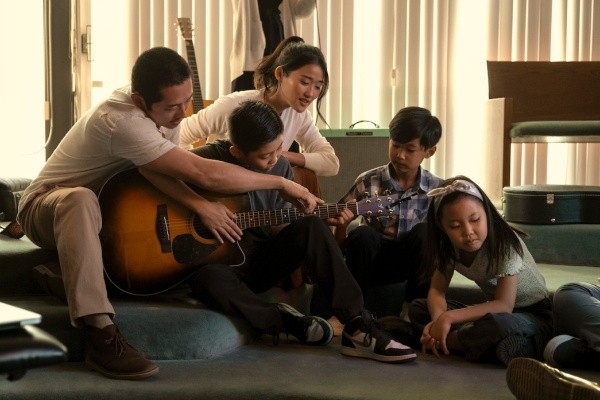 Steven Yeun y Ali Wong protagonizan Bronca (Netflix).