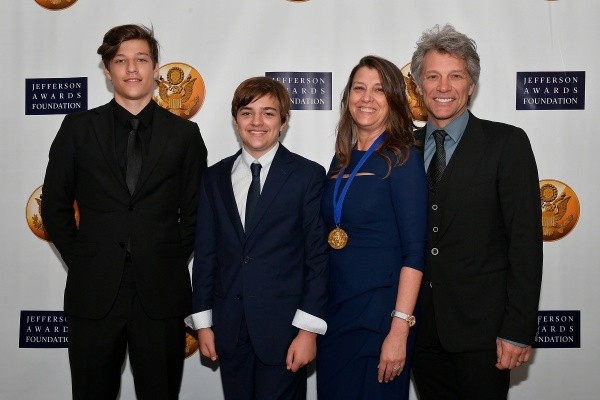 Jake Bongiovi junto a su padre, su madre y uno de sus hermanos. Foto: (Getty)