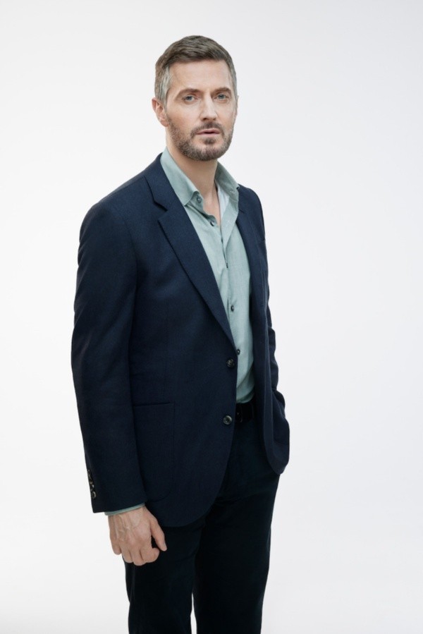 Richard Armitage es William Farrow (Netflix).