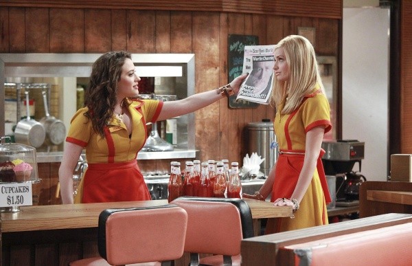 Kat Dennings y Beth Behrs protagonizaron 2 Broke Girls (IMDb).