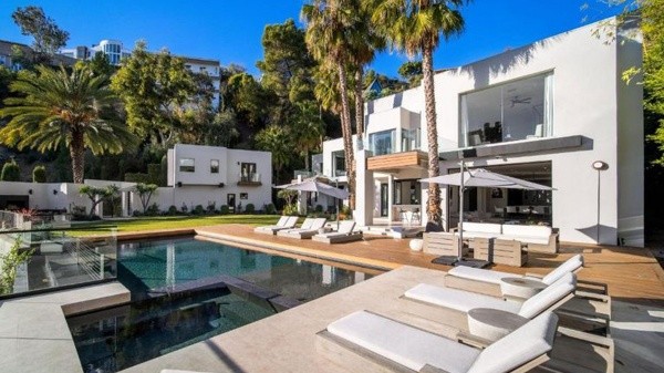 La impresionante mansión que Bad Bunny se compró en pleno Hollywood (Booking)