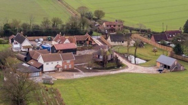 La “pequeña ciudad” que Ed Sheeran construyó en territorio británico (Instagram)