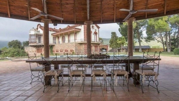 Una increíble mansión que disfrutan Rauw Alejandro y Rosalía en las afueras de Barcelona (Habitaclia)