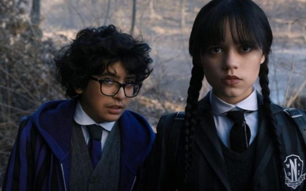 Moosa Mostafa y Jenna Ortega. Foto: (IMDB)