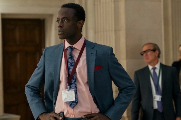 Ato Essandoh es Stuart Hayford (Netflix).