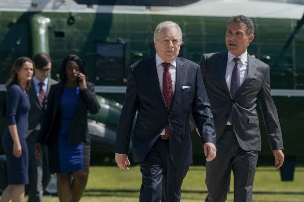 El presidente Rayburn es interpretado por Michael McKean en La Diplomática (Netflix).