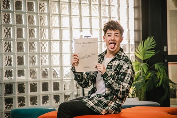 Carolina Domenech, El Purre y Kevsho protagonizan Entrelazados (Disney+).