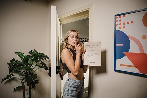 Carolina Domenech, El Purre y Kevsho protagonizan Entrelazados (Disney+).