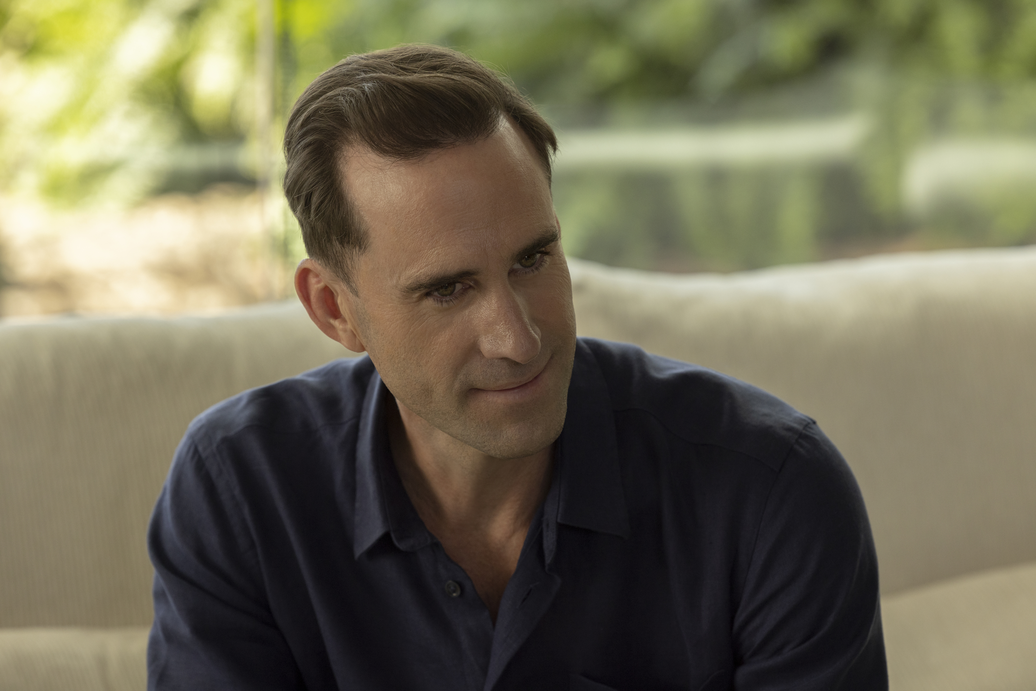 Joseph Fiennes es Adrian Lovell (Netflix).