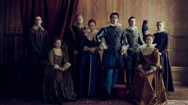 Nicholas Galitzine y Julianne Moore protagonizan Mary & George (AMC).