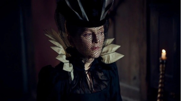 Nicholas Galitzine y Julianne Moore protagonizan Mary & George (AMC).