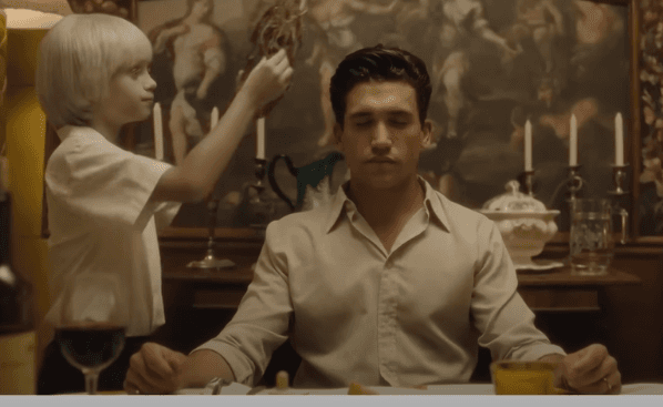 Adolfo no la pasa tan bien al final de la cinta. Imagen: @TrailersInSpanish.