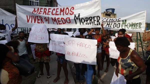 La gente se manifiesta en medio de la violencia extrema con la que les toca convivir (Imago)