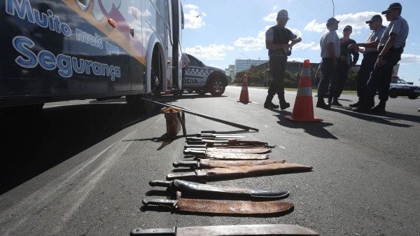 La policía desbaratando una banda local en las calles de Feira de Santana (Imago)